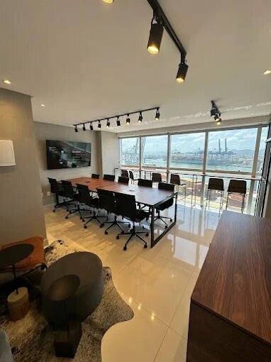 Sala de reunião com vista para o porto de Itajaí